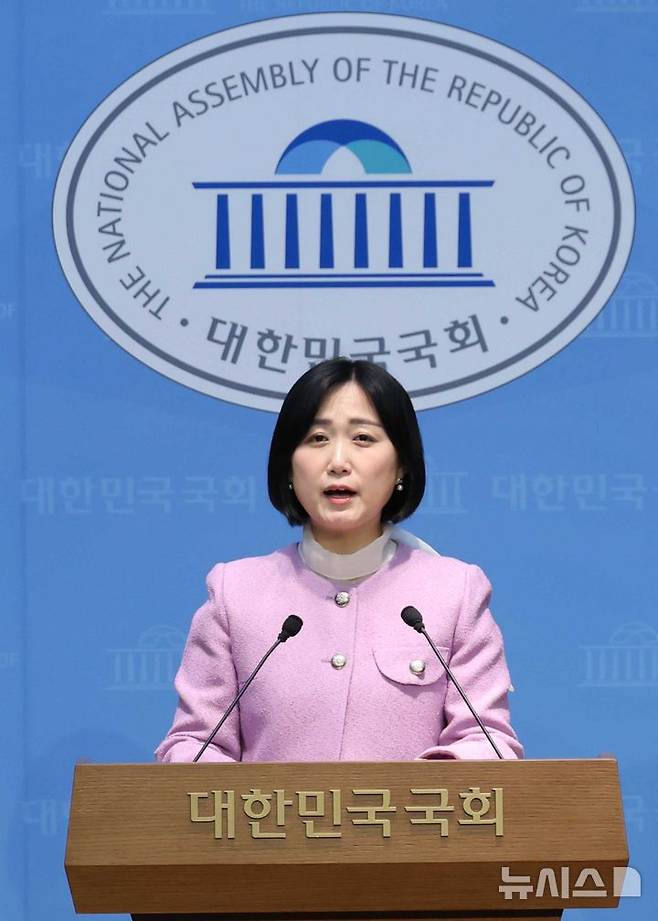 [서울=뉴시스] 조성봉 기자 = 백승아 더불어민주당 원내대변인이 지난 6일 오후 서울 여의도 국회 소통관에서 '국민의힘의 정치검찰 국정조사 반대' 관련 발언을 하고 있다. 2026.03.06. suncho21@newsis.com