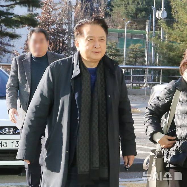 [청주=뉴시스] 서주영 기자 = 김영환 충북지사가 21일 돈 봉투 수수, 산막 뇌물 의혹과 관련해 경찰 조사를 받기 위해 출석하고 있다. 2025.12.21. juyeong@newsis.com