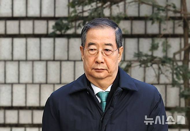 [서울=뉴시스] 최진석 기자 = 조태용 전 국가정보원장과 신원식 전 국가안보실장, 박성재 전 법무부 장관이 한덕수 전 국무총리의 내란 혐의 항소심 재판에 증인으로 출석해 '한 전 총리는 계엄 선포에 반대했다'는 취지로 증언했다. 사진은 한 전 총리가 지난 1월21일 진행된 1심 선고공판에 출석하는 모습. 2026.03.17. myjs@newsis.com