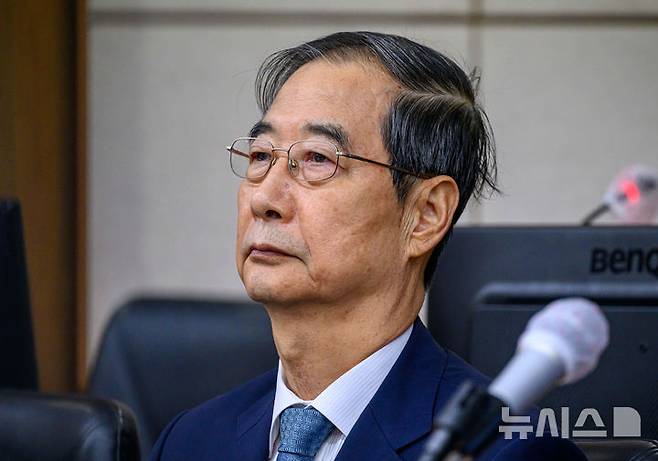 [서울=뉴시스] 사진공동취재단 = 조태용 전 국가정보원장과 신원식 전 국가안보실장, 박성재 전 법무부 장관이 한덕수 전 국무총리의 내란 혐의 항소심 재판에 증인으로 출석해 '한 전 총리는 계엄 선포에 반대했다'는 취지로 증언했다. 사진은 한 전 총리가 지난해 9월 30일 자신의 내란 중요임무 종사 혐의 재판에 출석한 모습. 2026.03.17. photo@newsis.com