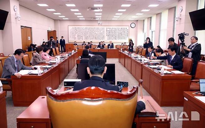 [서울=뉴시스] 조성봉 기자 = 김용민 국회 법사위 법안심사제1소위원회 위원장이 17일 오후 서울 여의도 국회에서 열린 법제사법위원회 법안심사제1소위원회에서 의사봉을 두드리고 있다. 2026.03.17. suncho21@newsis.com