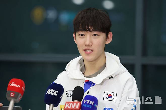 [인천공항=뉴시스] 권창회 기자 = 쇼트트랙 임종언이 17일 2026 국제빙상경기연맹(ISU) 쇼트트랙 세계선수권대회를 마치고 인천국제공항 제1여객터미널을 통해 귀국해 인터뷰 하고 있다. 2026.03.17. kch0523@newsis.com