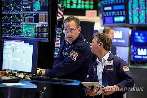 16일(현지시간) 미국 뉴욕 증권거래소의 트레이더들 [로이터=연합뉴스 제공]