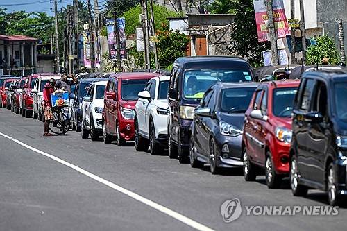 스리랑카 수도 콜롬보 외곽서 주유를 위해 줄 선 자동차 운전자들 [AFP=연합뉴스 자료사진 제공]