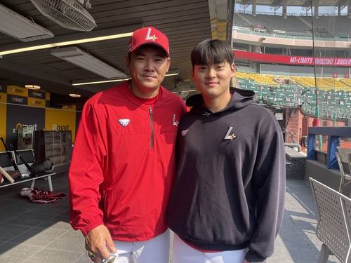 17일 인천 SSG랜더스필드에서 가볍게 훈련한 노경은-조병현 [촬영 이대호]