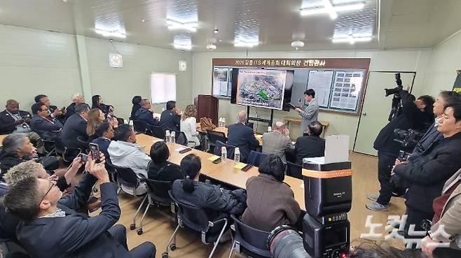 지능형교통체계(ITS) 세계총회 주요 의사결정 기구인 ITS 이사들과 학술 프로그램을 총괄하는 국제프로그램위원회(IPC) 위원들이 17일 강릉 총회가 열릴 컨벤션센터 공사 현장을 방문해 관계자들의 설명을 듣고 있다. 전영래 기자