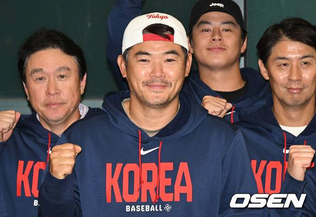 [OSEN=인천공항, 조은정 기자]월드베이스볼클래식(WBC)에 출전한 한국&nbsp;대표팀이 16일 인천국제공항을 통해 마이애미에서 귀국했다. 야구 대표팀 노경은이 포즈를 취하고 있다. 2026.03.16 /cej@osen.co.kr