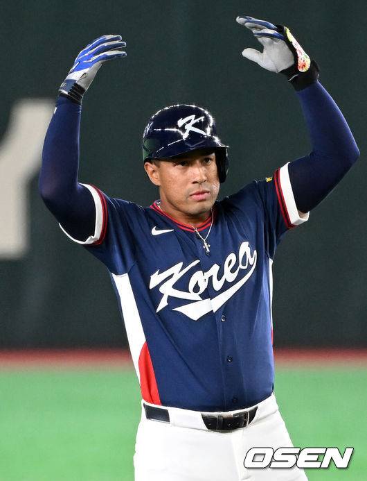 [OSEN=도쿄(일본), 손용호 기자] 도쿄의 기적이 나왔다. 한국 WBC 대표팀이 17년 만에 1라운드를 통과했다.&nbsp;한국은 9일 일본 도쿄돔에서 열린 ‘2026 월드베이스볼클래식(WBC)’ 1라운드 C조 호주와의 경기에서 로 승리를 거뒀다. 이로써 한국은 조별라운드 2승2패를 기록하면서 호주, 대만 등을 최소실점률로 제치면서 2009년 이후 17년 만에 1라운드를 통과했다. 이제 한국은 마이애미행 전세기를 탄다.3회초 무사에서 한국 저마이 존스가 중전 2루타를 치고 환호하고 있다.  2026.03.09&nbsp;/spjj@osen.co.kr