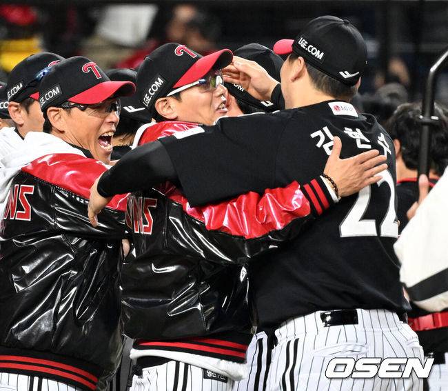 [OSEN=이대선 기자] LG 염경엽 감독-김현수 2025.10.31 /sunday@osen.co.kr