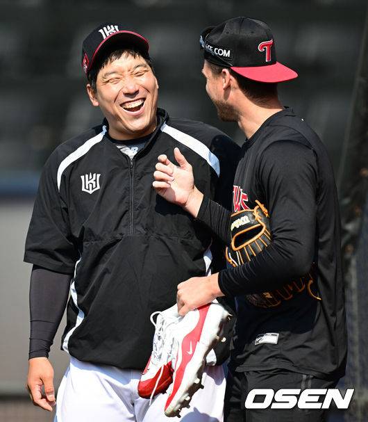 [OSEN=수원, 최규한 기자] 16일 경기도 수원 KT위즈파크에서 ‘2026 신한 SOL KBO리그’ 시범경기 KT 위즈와 LG 트윈스의 경기가 열린다.시범경기는&nbsp;오는 24일까지 각 팀당 12경기씩 총 60경기가 펼쳐진다.경기를 앞두고 KT 김현수가 LG 톨허스트와 인사를 나누고 있다. 2026.03.16 / dreamer@osen.co.kr