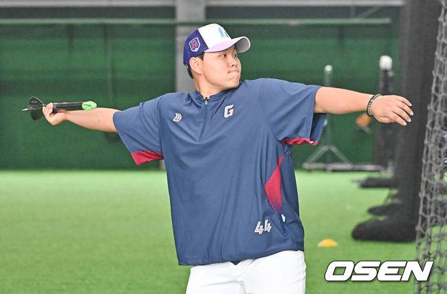 [OSEN=타이난(대만) , 이석우 기자] 프로야구 롯데 자이언츠가 1일(한국시간) 대만 타이난 아시아-태평양 국제야구센터에 스프링캠프를 차리고 구슬땀을 흘렸다.김태형 감독 등&nbsp;코치진과 투수&nbsp;20명,&nbsp;포수&nbsp;5명,&nbsp;내야수&nbsp;9명,&nbsp;외야수&nbsp;7명 등 총&nbsp;41명의 선수단이 1월 20일까지 1차 캠프에서 체력 강화와 기술 훈련을 치른 뒤 21일부터 3월 5일까지 일본 미야자키로 옮겨 2차 캠프에서 구춘리그에 참가해 실전 감각을 점검한다.롯데 박진이 미사일 닮은 창을 던지고 있다. 2026.02.01 / foto0307@osen.co.kr