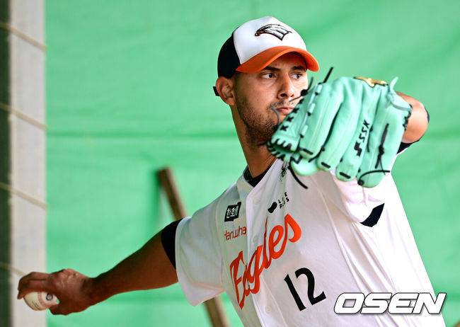 [OSEN=오키나와(일본), 최규한 기자] 프로야구 한화 이글스가 21일 일본 오키나와 고친다 구장에서 스프링 캠프 훈련을 펼쳤다.한화는 이번 2차 오키나와 캠프에서 총 9차례의 연습경기를&nbsp;통해 전력을 가다듬을 예정이다.한화 새 외국인 투수 윌켈 에르난데스가 불펜 피칭을 펼치고 있다. 2026.02.21 / dreamer@osen.co.kr