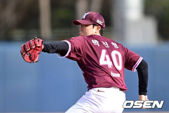 [OSEN=이천, 최규한 기자] 12일 경기도 이천 두산베어스파크에서 ‘2026 신한 SOL KBO리그’ 시범경기 두산 베어스와 키움 히어로즈의 경기가 열렸다.시범경기는&nbsp;오늘(12일)부터&nbsp;오는 24일까지 진행되며, 각 팀이 12경기씩 치러 총 60경기가 펼쳐질 예정이다.6회말 키움 투수 박진형이 힘차게 공을 뿌리고 있다. 2026.03.12 / dreamer@osen.co.kr