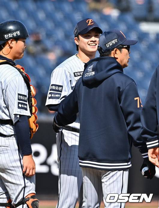 [OSEN=대전, 박준형 기자] 17일 오후 대전 한화생명볼파크에서 2026 신한 SOL KBO 리그 시범경기 한화 이글스와 두산 베어스의 경기가 진행됐다.전날 경기에서는 두산이 한화를 상대로 8-4 승리를 거뒀다.5회초 1사 한화 선발투수 왕옌청이 교체되고 있다.    2026.03.17 / soul1014@osen.co.kr
