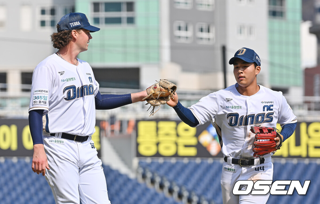 [OSEN=창원, 이석우 기자] 17일 창원NC파크에서 2026 신한 SOL KBO 리그 시범경기 NC 다이노스와 KIA 타이거즈의 경기가 열렸다.홈팀 NC는 테일러가, 방문팀 KIA는 양현종이 선발 출전했다.NC 다이노스 테일러가 5회초 2사 KIA 타이거즈 박민을 3루 땅볼로 잡고 김휘집과 하이파이브를 하고 있다. 2026.03.17 / foto0307@osen.co.kr