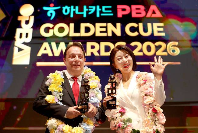 [사진] 다니엘 산체스(왼쪽)와 김가영 /PBA 제공