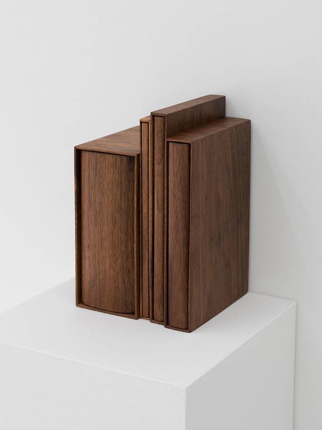 국동완, ‘꼭두-라이브러리 1’, 2026, walnut, 22x13.8x13.8 cm. Courtesy of the artist and ThisWeekendRoom, Seoul