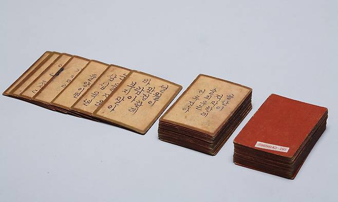 시조를 맞히는 카드게임 일종인 가투도 인기를 끌었다.&nbsp;국립민속박물관 소장