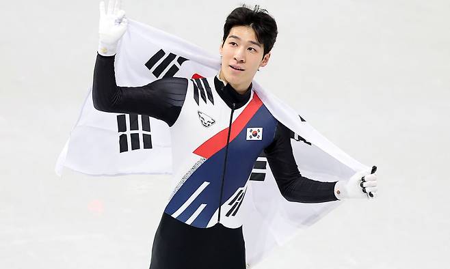 쇼트트랙 황대헌이 지난달 14일 이탈리아 밀라노 아이스스케이팅 아레나에서 열린 2026 밀라노·코르티나담페초 동계올림픽 쇼트트랙 남자 1500m 결승에서 은메달을 확보한 후 태극기를 두르며 기뻐하고 있다. 밀라노=뉴스1