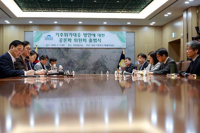 우원식 국회의장이 지난 2월 3일 서울 여의도 국회에서 열린 기후위기대응 방안에 대한 공론화 위원회 출범식에서 축사를 하고 있다. 뉴시스