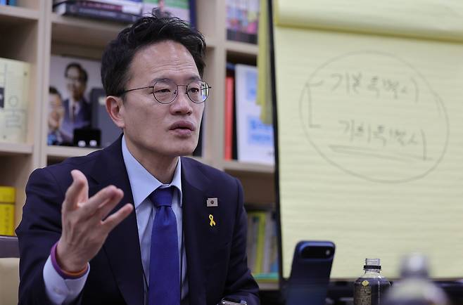 더불어민주당 박주민 국회 보건복지위원장이 17일 서울 여의도 국회에서 진행한 인터뷰에서 자신의 정책 브랜드 개념에 대해 설명하고 있다. 이재문 기자