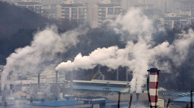 지속적인 미세먼지 농도 상승에 겨울철 황사까지 겹친 가운데 18일 경기 안산 반월국가산업단지 굴뚝에서 희뿌연 연기가 나오고 있다. 뉴시스