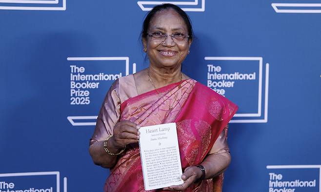 작가 바누 무슈타크가 지난해 5월20일 영국 런던 테이트 모던에서 열린 2025 인터내셔널 부커상 시상식에서 수상작 ‘하트 램프’를 선보이고 있다. 인터내셔널 부커상은 영어로 번역돼 영국 또는 아일랜드에서 출간된 전 세계 장편소설 가운데 가장 뛰어난 작품에 매년 수여된다.세계일보 자료사진
