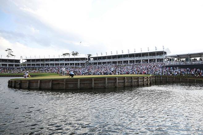 플레이어스 챔피언십 최종 라운드 경기가 벌어지고 있는 TPC 소그래스 스타디움 코스 17번 홀 그린 전경. AFP연합뉴스