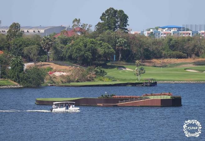 아마타스프링CC 17번 홀의 아일랜드 그린과 보트. 사진 제공=KLPGA