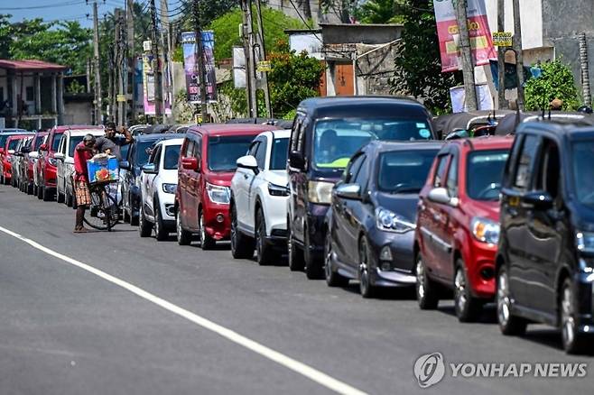스리랑카 수도 콜롬보 외곽서 주유를 위해 줄 선 자동차들. AFP 연합뉴스