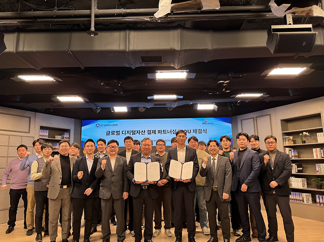 KG이니시스와 크립토닷컴이 이달 16일 KG타워에서 글로벌 디지털자산 결제 파트너십 업무협약(MOU)을 체결하고 기념촬영을 하고 있다. 사진 제공=KG이니시스