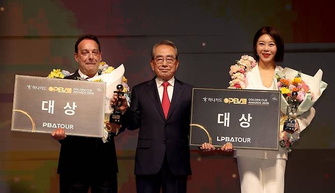 대상 수상한 다니엘 산체스(왼쪽)와 김가영(오른쪽). 가운데는 김영수 PBA 총재. 사진 제공=PBA