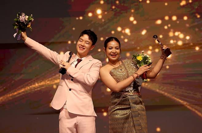 베스트 드레서 주인공 김영원(왼쪽)과 스롱 피아비. 사진 제공=PBA