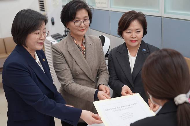 3월4일 ‘통합시의회 중대선거구제 도입법안’을 공동 발의하는 임미애 의원(가운데). ⓒ임미애 의원 페이스북