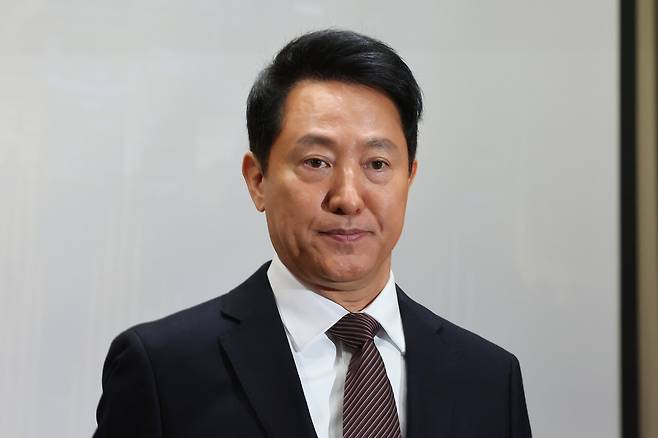 3월16일 오세훈 서울시장이 서울시청에서 열린 '강북횡단 지하도시고속도로 건설' 정책협의체 위촉장 수여식 및 발족식에서 인사말을 마친 후 자리로 향하고 있다. ⓒ연합뉴스