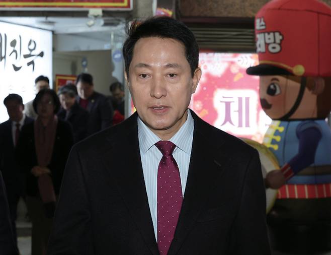 국민의힘이 당 노선을 논의하는 긴급 의원총회를 열어 '윤 어게인' 반대 등의 내용을 담은 결의문을 채택한 3월9일 오세훈 서울시장이 서울 중구의 한 식당을 나서며 발언하고 있다. ⓒ연합뉴스