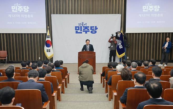 정청래 더불어민주당 대표가 17일 국회에서 열린 의원총회에 참석해 발언하고 있다. ⓒ연합뉴스