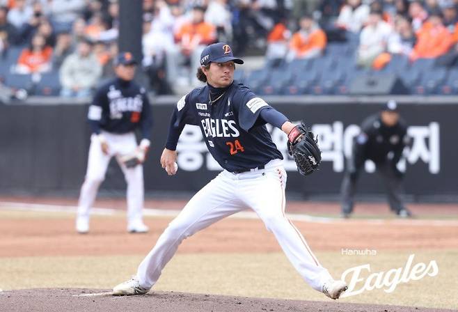 한화 오웬 화이트가 14일 대전한화생명볼파크서 열린 SSG와 시범경기서 역투하고 있다. 사진제공｜한화 이글스