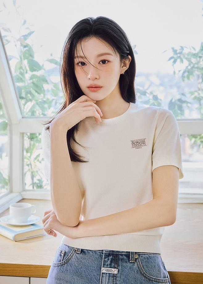 배우 고윤정 여름 의류 화보. 사진 마리떼 프랑소와 저버