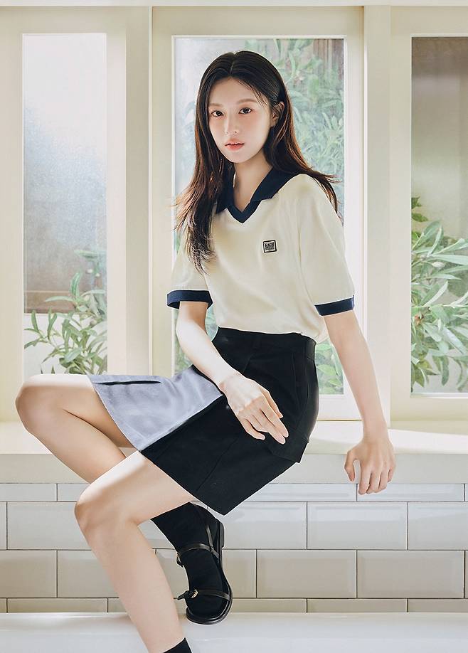 배우 고윤정 여름 의류 화보. 사진 마리떼 프랑소와 저버