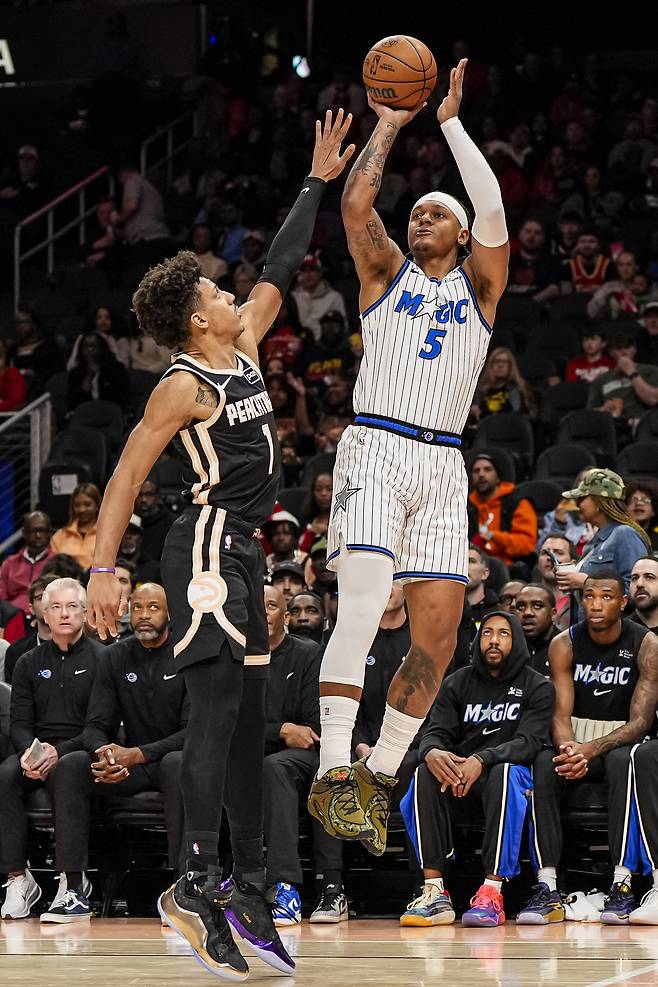 파올로 반케로(오른쪽)가 17일 미국 조지아주 애틀랜타의 스테이트 팜 아레나에서 열린 올랜도 매직과의 2025~2026 미국프로농구 홈경기에서 슛하고 있다. 애틀랜타 | Imagn Images연합뉴스