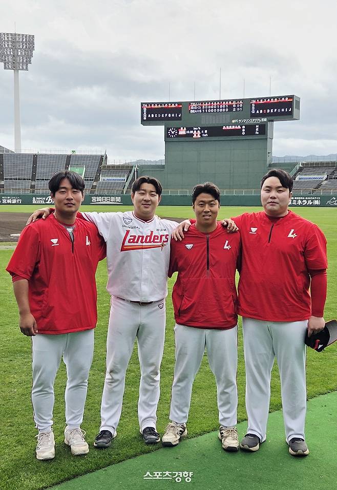 SSG 필드 파트너들이 포즈를 취하고 있다. 왼쪽부터 강재욱·류승범·이근영·설재욱 씨. 유새슬 기자