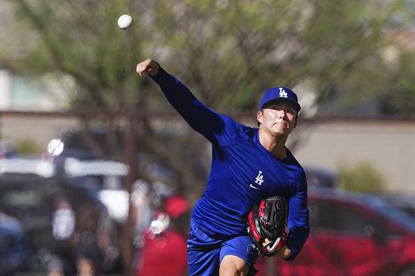 야마모토 요시노부가 17일 LA다저스 훈련에 참가해 공을 던지고 있다. 게티이미지
