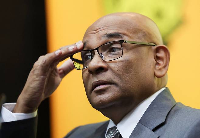 윈저 존 AFC 사무총장이 16일(현지시간) 말레이시아 쿠알라룸푸르에 있는 AFC 본부에서 열린 기자회견에서 발언하고 있다.  로이터연합