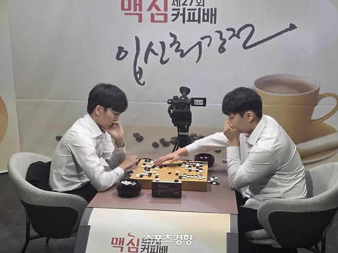 박정환 9단(오른쪽)이 17일 서울 성동구 한국기원 내 바둑TV 스튜디오에서 열린 신진서 9단과 제27기 맥심커피배 입신최강전 4강전이 끝난 뒤 복기하고 있다.  윤은용 기자