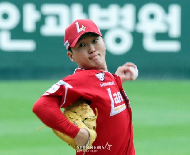 SSG 김건우의 투구 모습.  /사진=강영조 선임기자