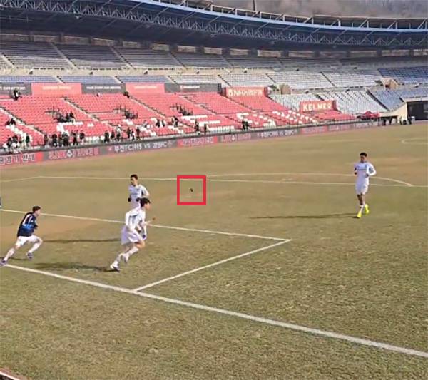 지난 15일 부천종합운동장에서 열린 경기 종료 후 그라운드에서 보강 훈련 중이던 울산 HD 선수단을 향해 부천FC 응원석에서 던진 이물질이 날아가는 모습. /사진=유튜브 영상 캡처