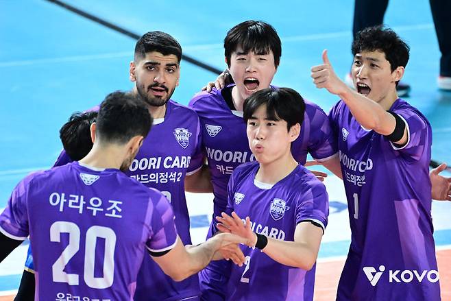 기뻐하는 우리은행 선수들. /사진=KOVO 제공