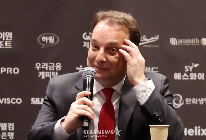 산체스가 대상 기자회견에서 기자들의 질문에 답하고 있다. /사진=김진경 대기자