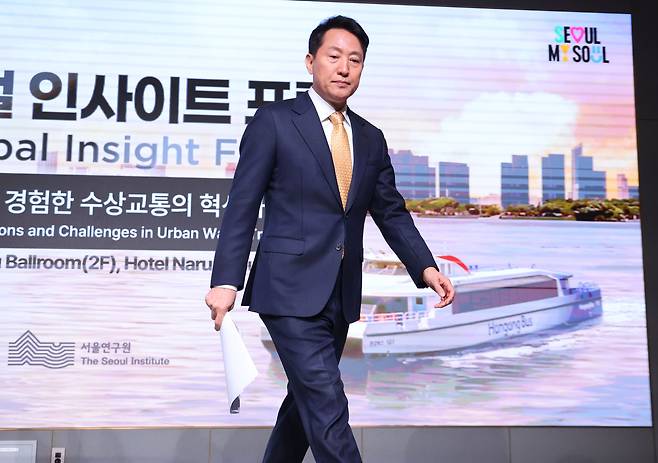 오세훈 서울시장이 지난 2월 24일 한강버스 글로벌 인이트 포럼에서 인사말을 마친 뒤 자리로 향하고 있다. [사진 | 뉴시스]